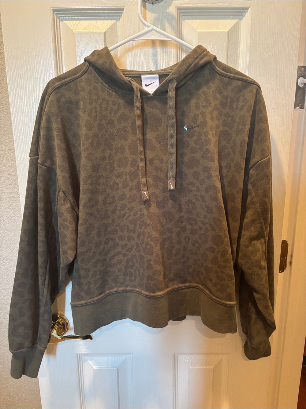 Nike Dri-FIT Get Fit Women's Green Leopard Print Cropped Pullover Hoodie Size M